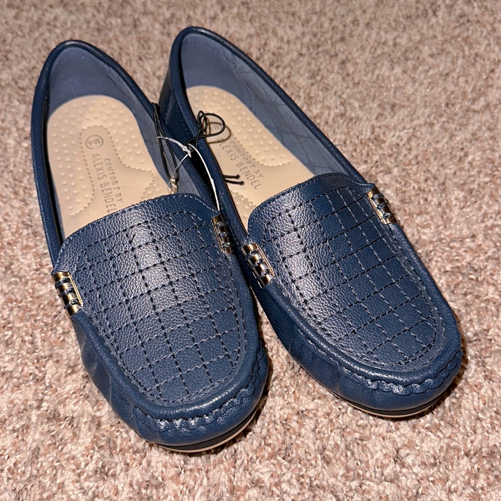 NWT’S COMFORT BY ALEXIS BENDEL WOMENS SIZE 6 BLUE LOAFERS